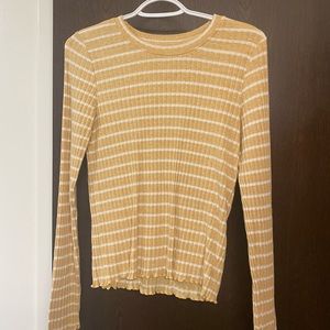 Long sleeve American Eagle shirt.